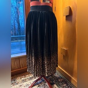 Chico’s Blk/Leopard ombré pleated skirt Sz 4-6 new without tags